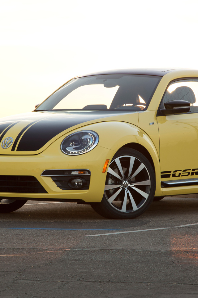 Автомобиль Volkswagen Beetle 2014 на дороге 