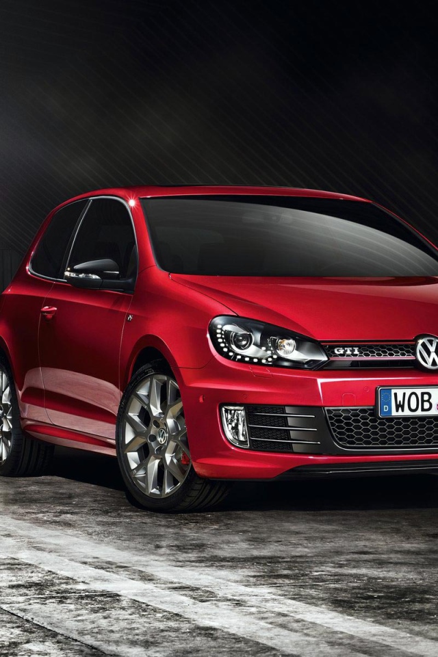 Красивый автомобиль Golf GTI 2014 года в Москве