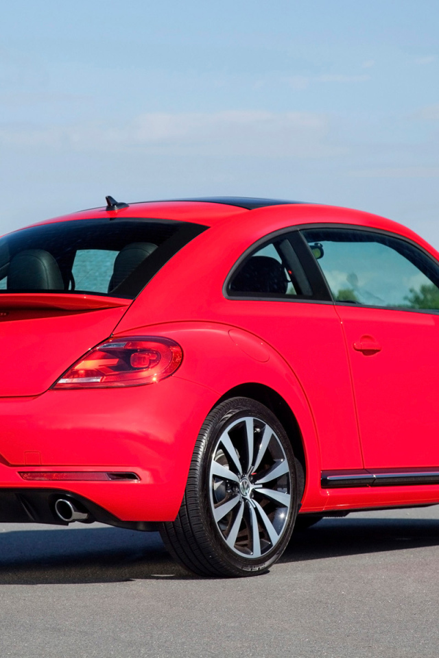 Красивый автомобиль Volkswagen Beetle 2014 в Москве