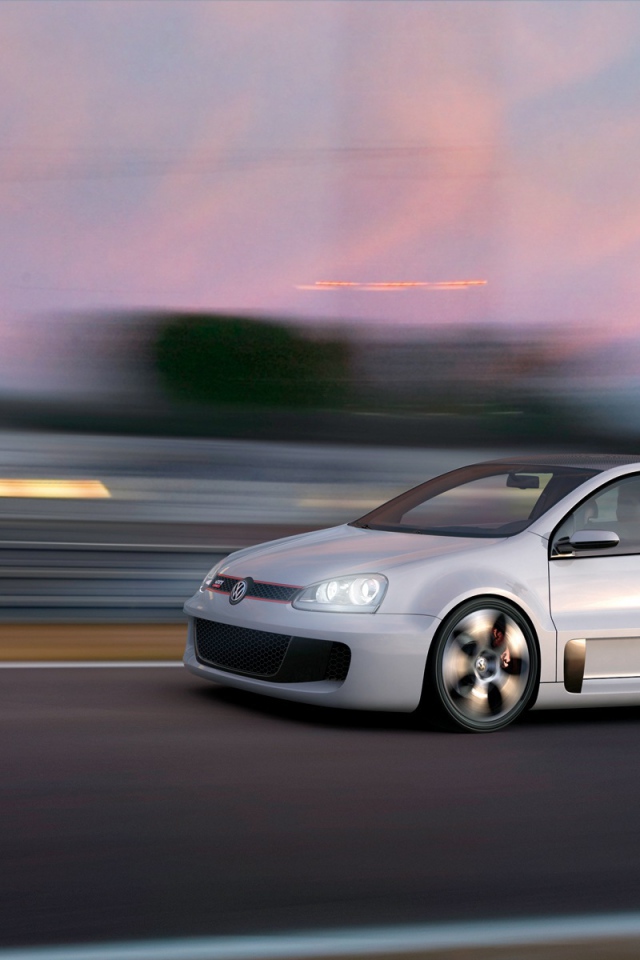 Красивый автомобиль Volkswagen Golf в Москве