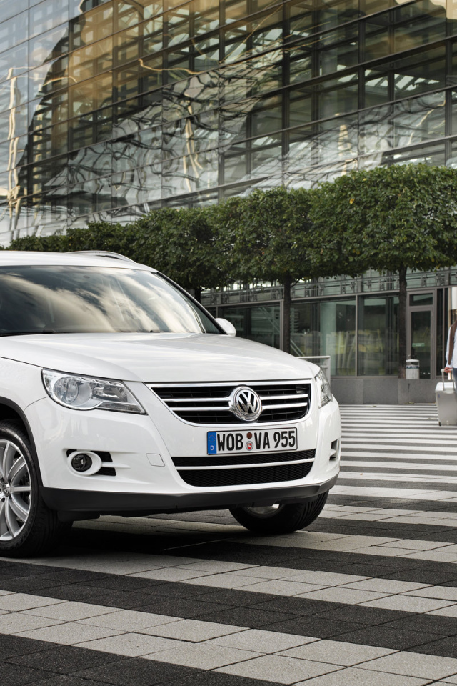 Красивый автомобиль Volkswagen Tiguan в Москве