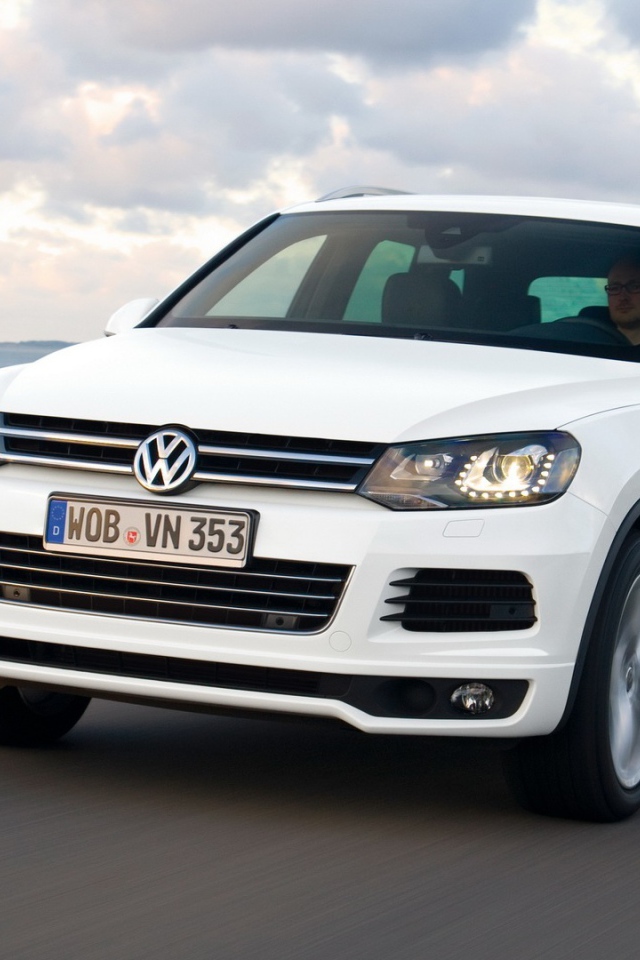 Красивый автомобиль Volkswagen Touareg