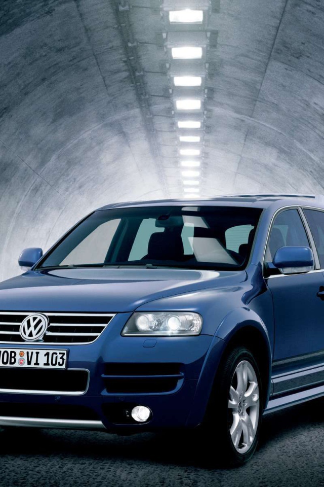 Красивый автомобиль Volkswagen Touareg в Москве