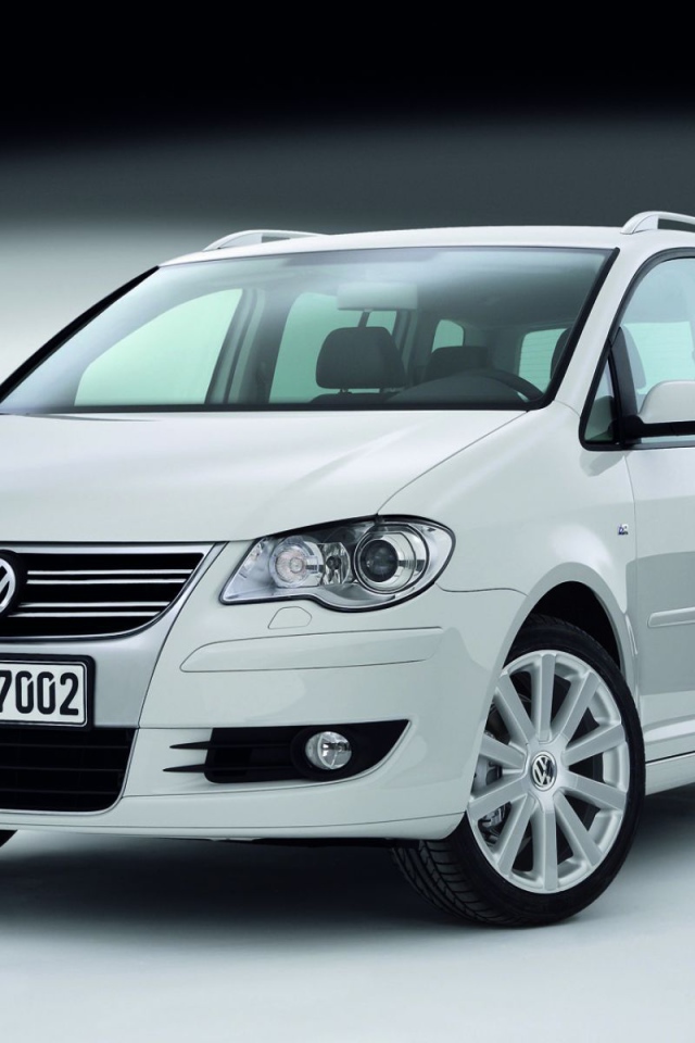 Красивый автомобиль Volkswagen Touran