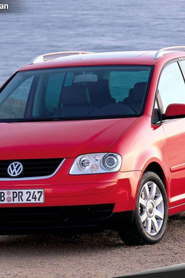 Красивый автомобиль Volkswagen Touran в Москве