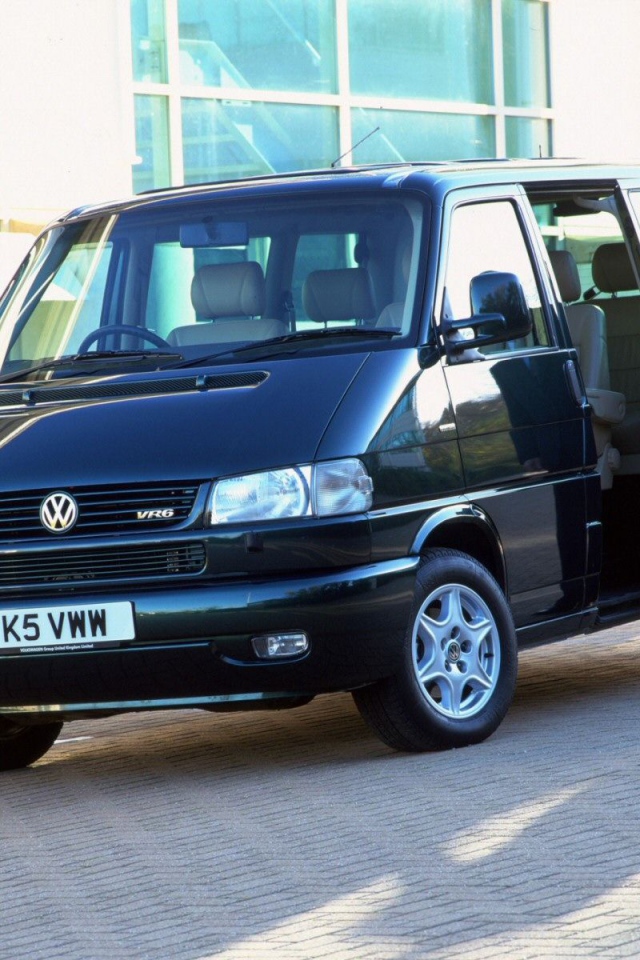 Красивый автомобиль Volkswagen Transporter