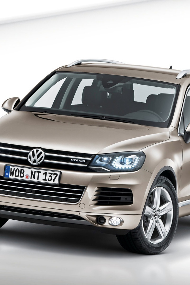 Автомобиль марки Volkswagen модели Touareg