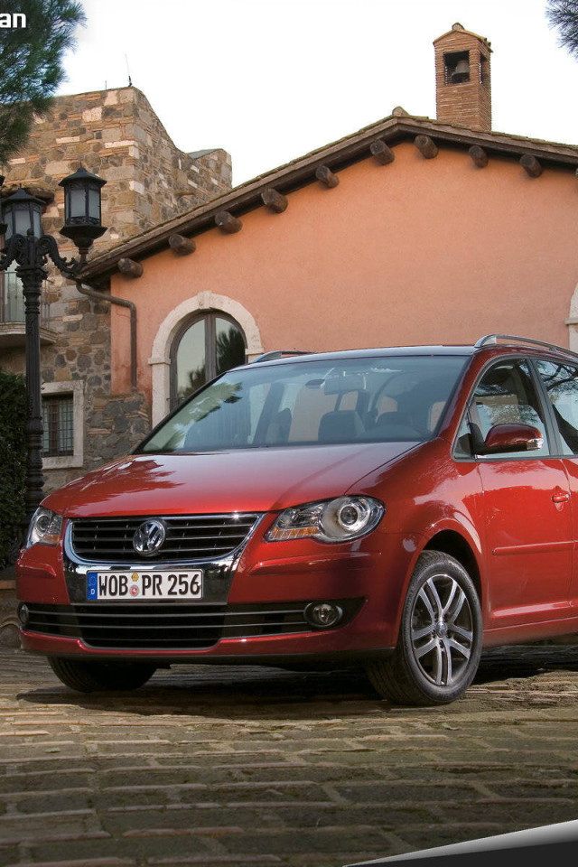 Автомобиль марки Volkswagen модели Touran