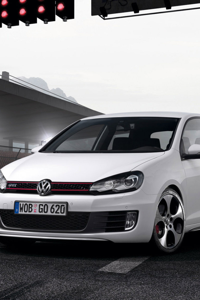 Автомобиль Golf GTI 2014 года на дороге