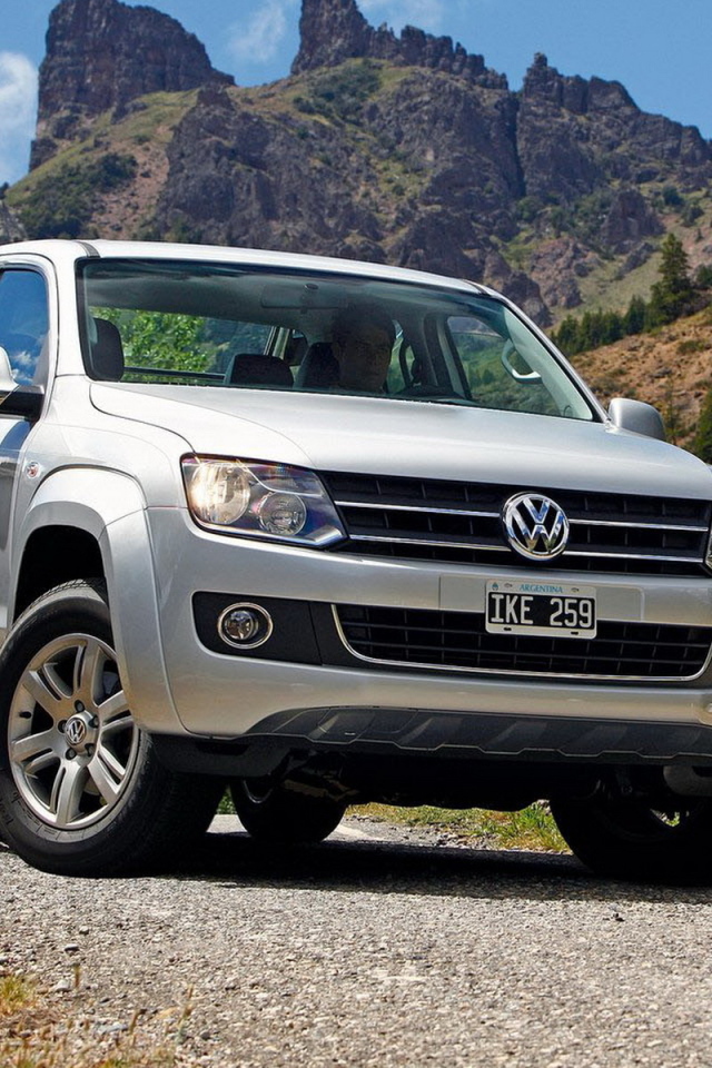 Автомобиль Volkswagen Amarok на дороге