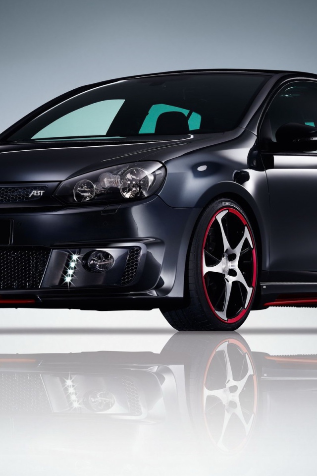 Автомобиль Volkswagen Golf на дороге