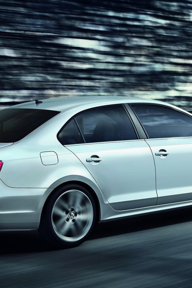 Автомобиль Volkswagen Jetta на дороге