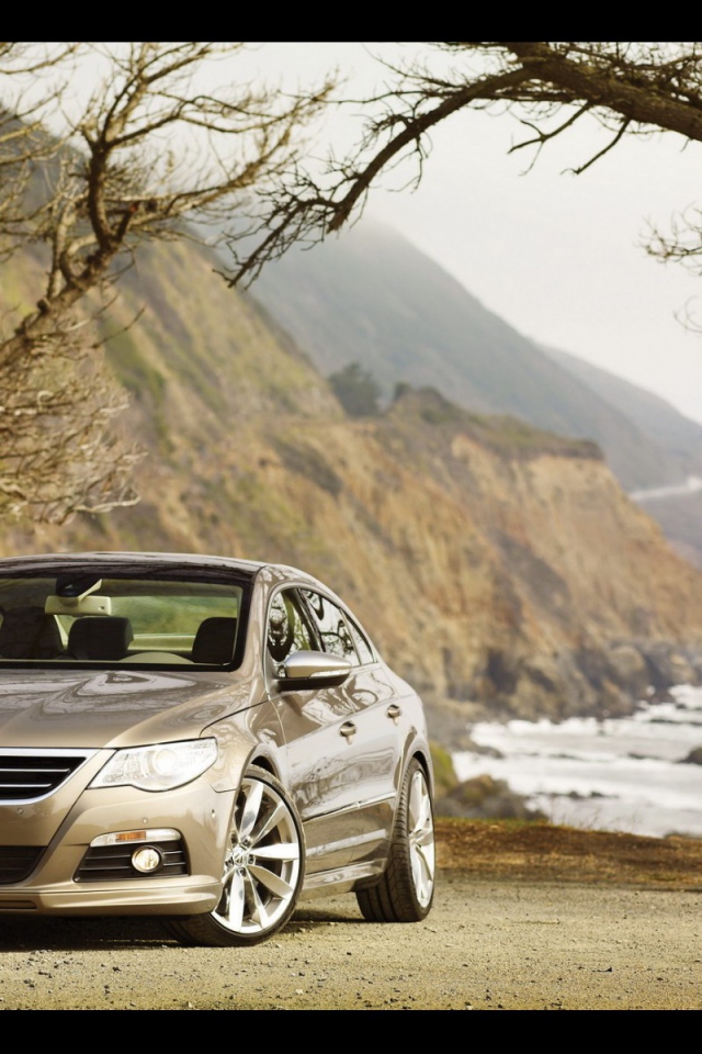 Автомобиль Volkswagen Passat на дороге