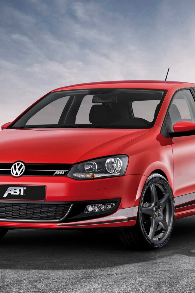 Автомобиль Volkswagen Polo на дороге