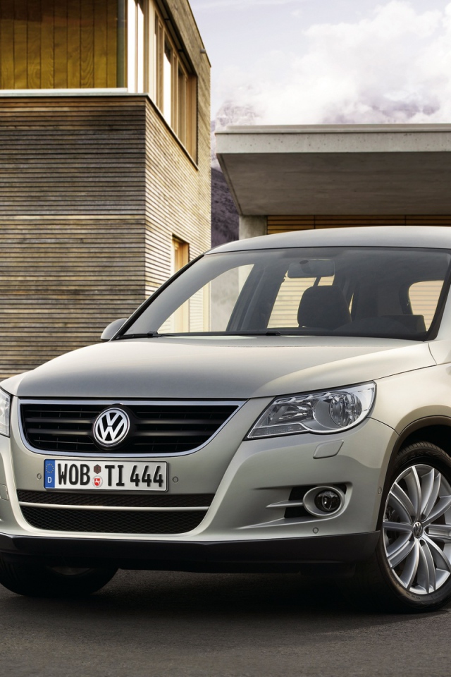Автомобиль Volkswagen Tiguan на дороге