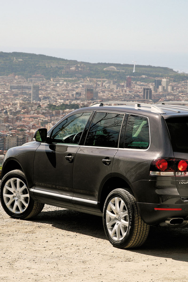 Автомобиль Volkswagen Touareg на дороге