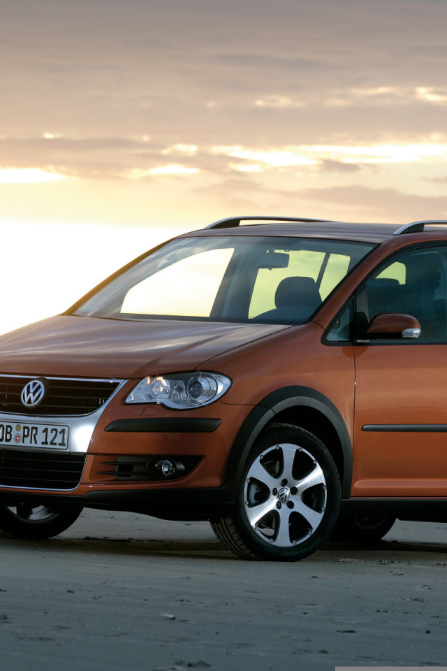 Автомобиль Volkswagen Touran на дороге