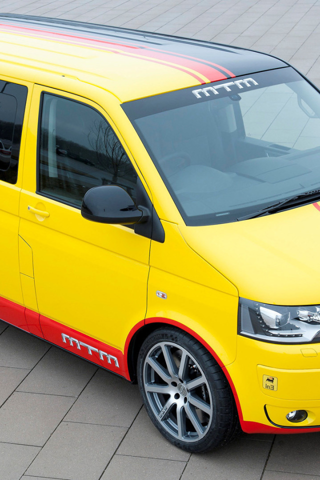 Автомобиль Volkswagen Transporter на дороге