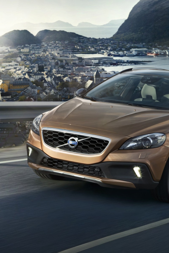 Красивый автомобиль Volvo v40 Cross country в Москве