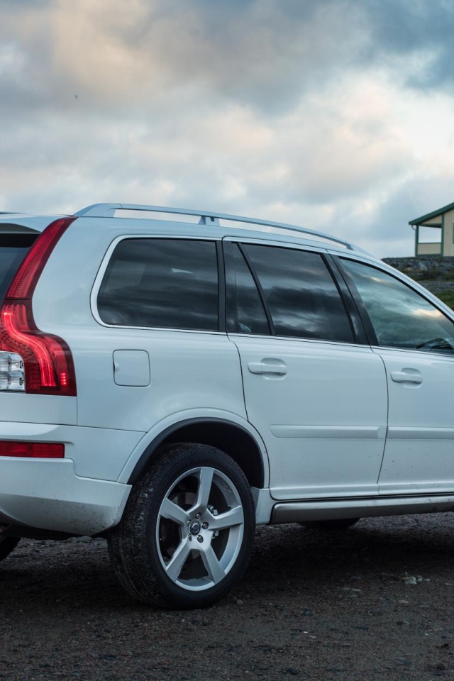 Красивый автомобиль Volvo  xc90 2014