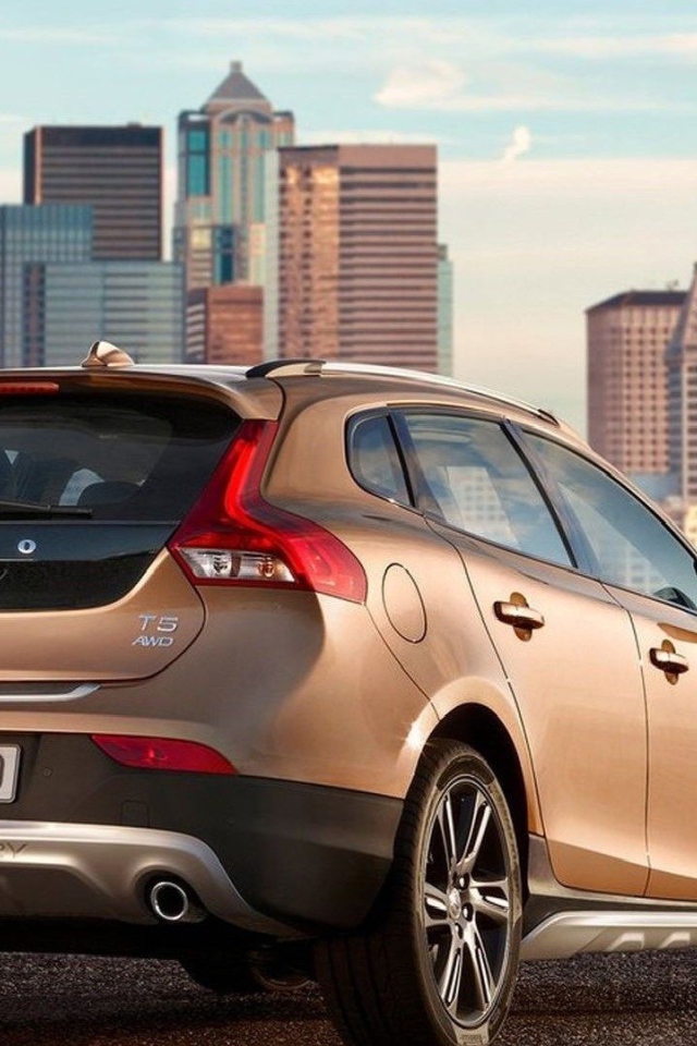 Красивый автомобиль марки Volvo v40 Cross country