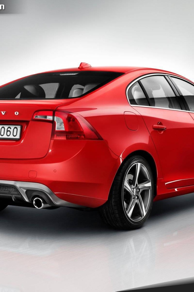 Автомобиль Volvo s60 на дороге