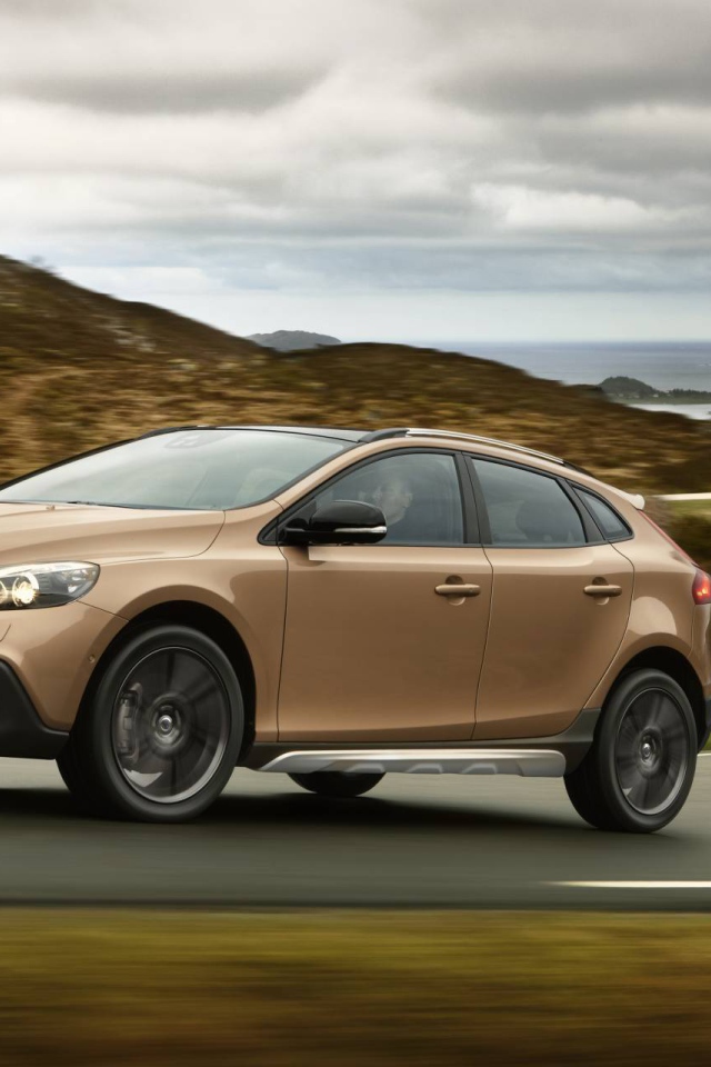 Тест драйв автомобиля Volvo v40 Cross country