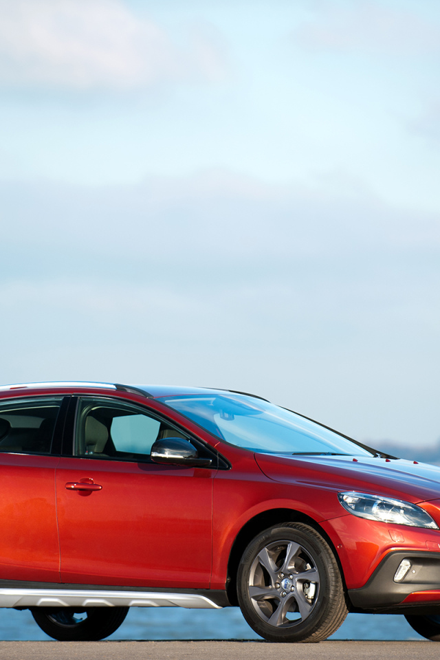 Автомобиль Volvo v40 Cross country на дороге