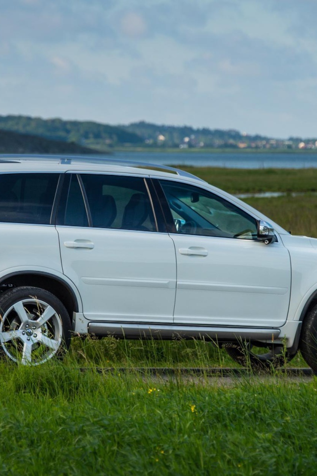  Автомобиль Volvo  xc90 2014 на дороге