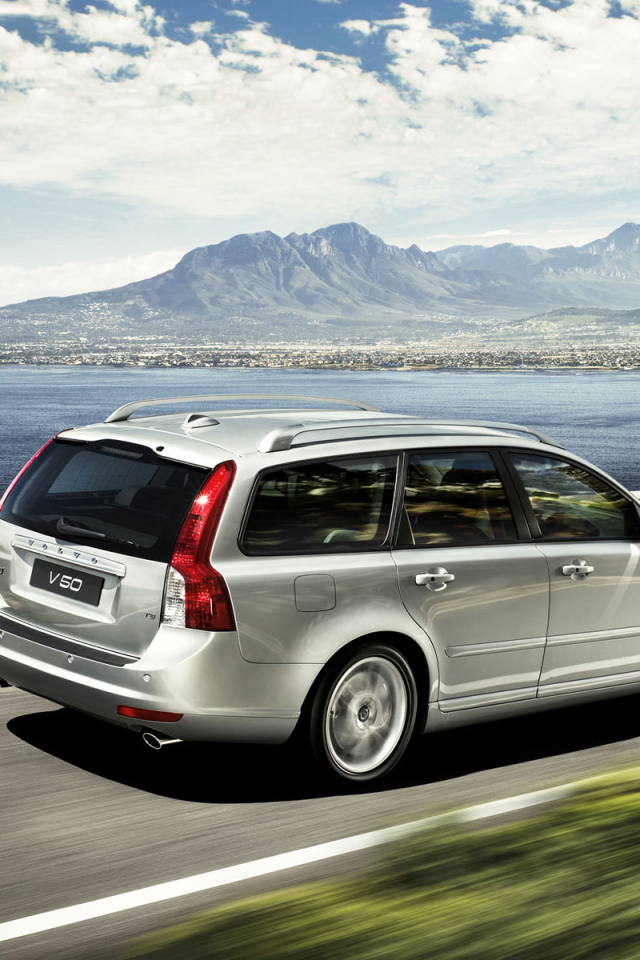 Автомобиль Volvo v50 на дороге