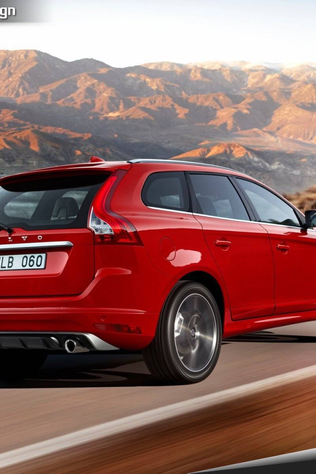 Автомобиль Volvo xc60 на дороге