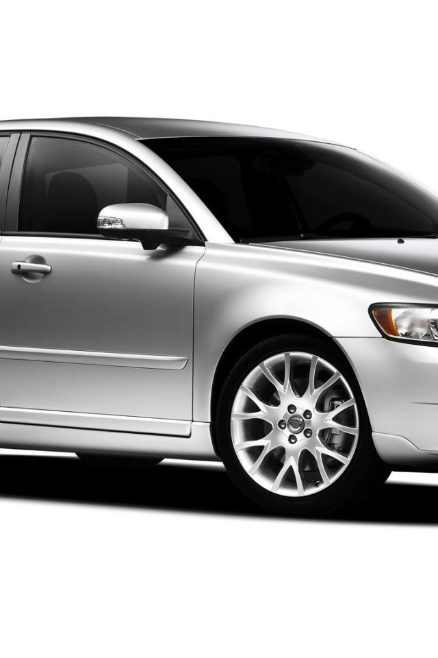 Автомобиль марки Volvo модели v50