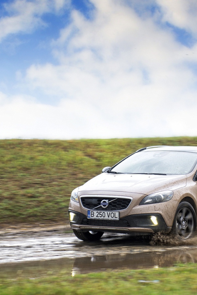  Новый автомобиль Volvo v40 Cross country