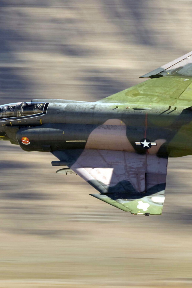 Самолет Ф-4 в полете