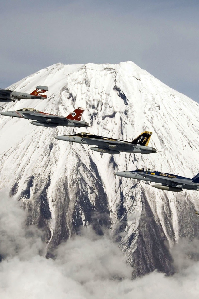 Самолеты на фоне вулкана