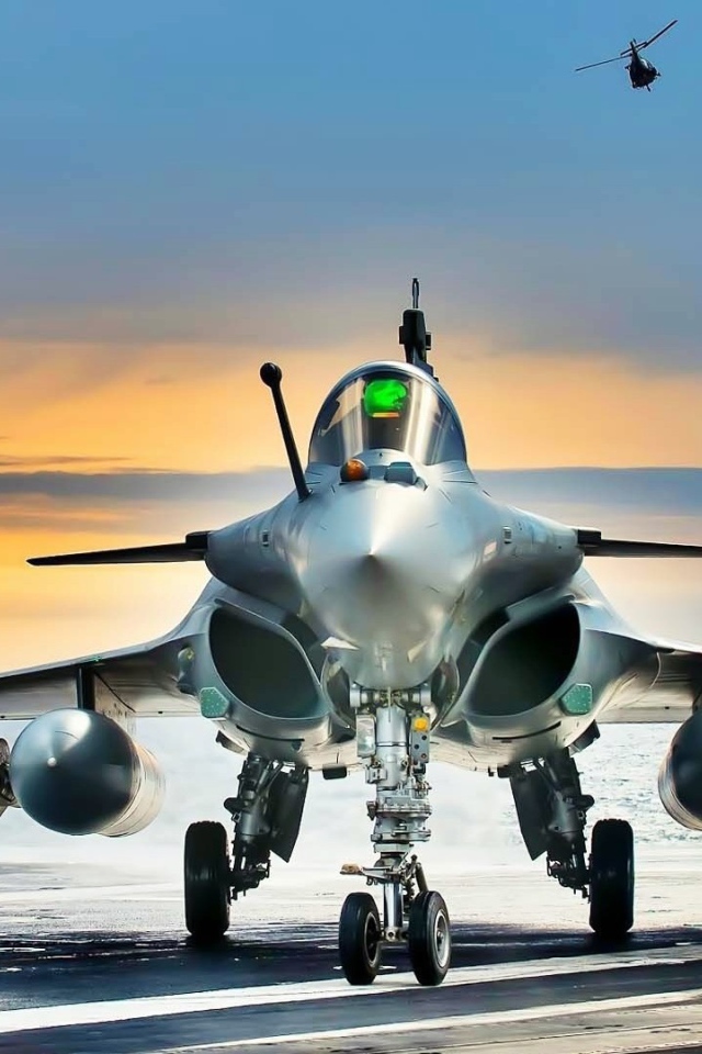 Самолет на палубе корабля