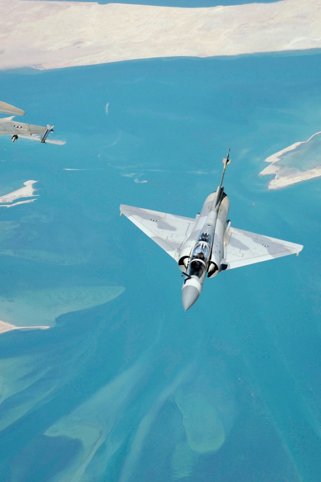 Разные типы истребителей над заливом