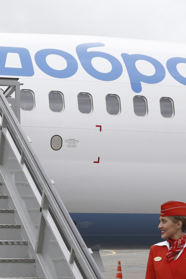Медведев на трапе самолета Добролет