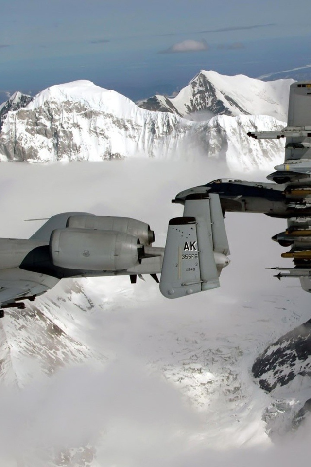 Военные самолеты над горами