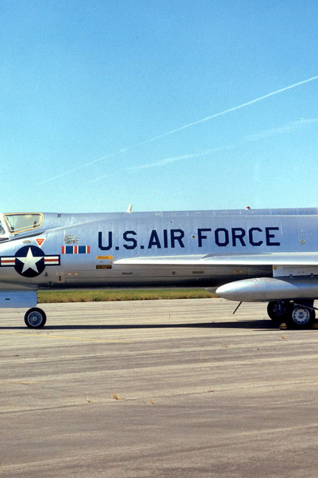 Военный самолет F-102