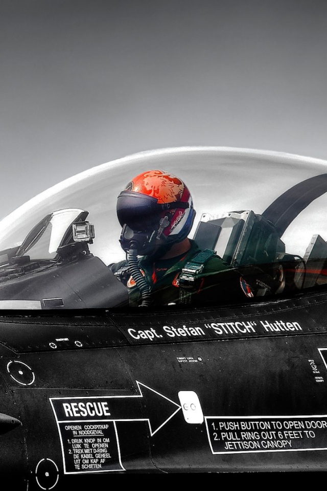 Пилот в кабине самолета