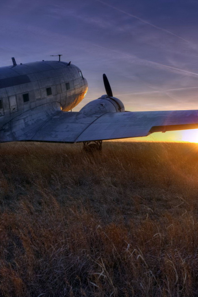 Самолет на поле