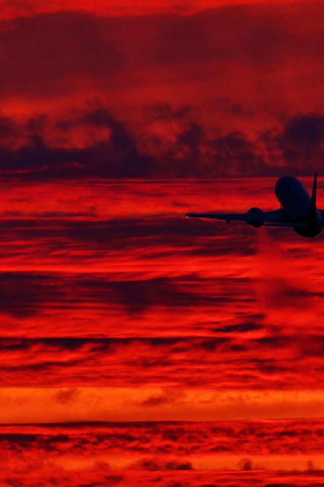 Самолет взлетает на закате