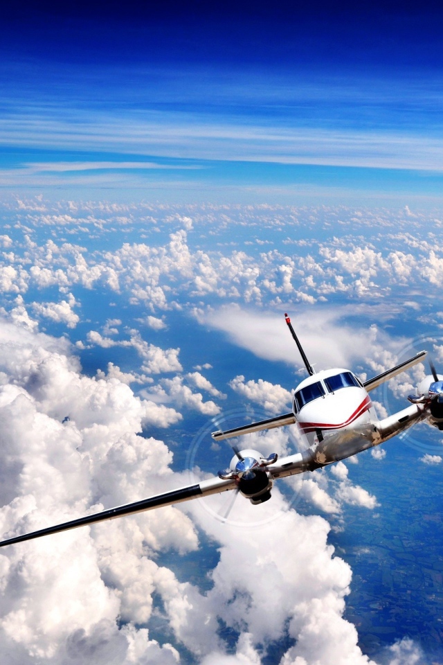 Самолет летит над облаками