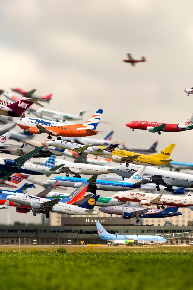 Взлет самолетов  в аэропорту