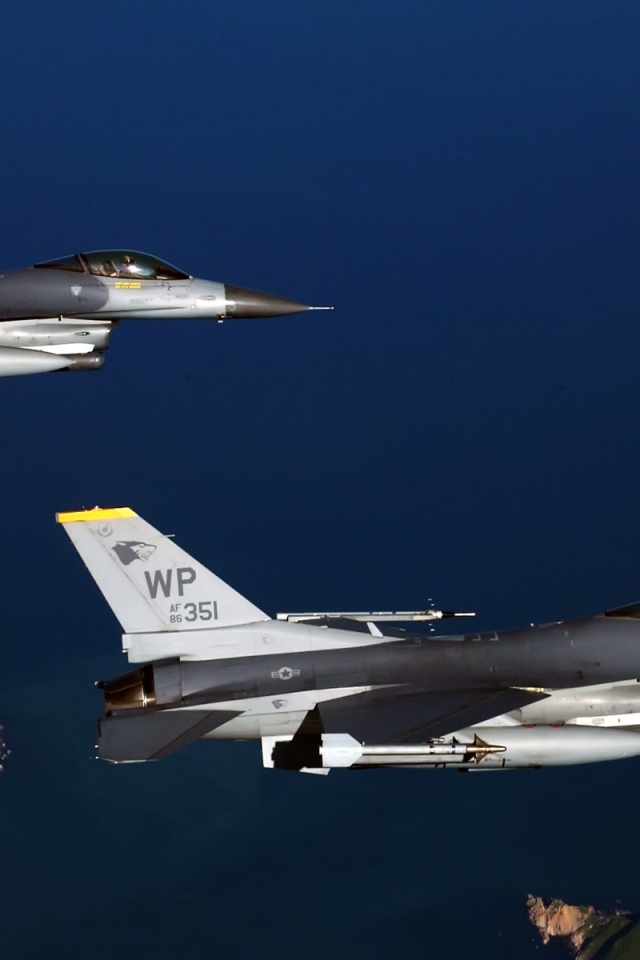 Два истребителя F16