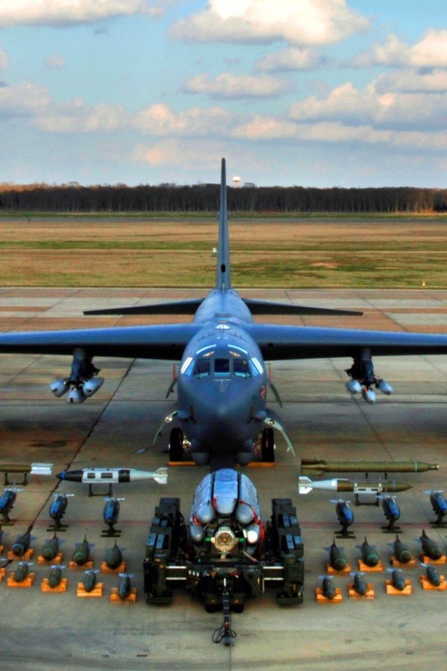 Военный самолет B-52