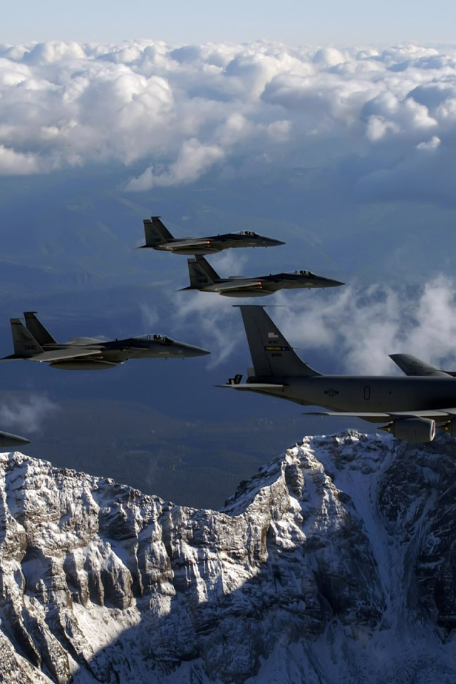 Военные самолеты F-15 над горами