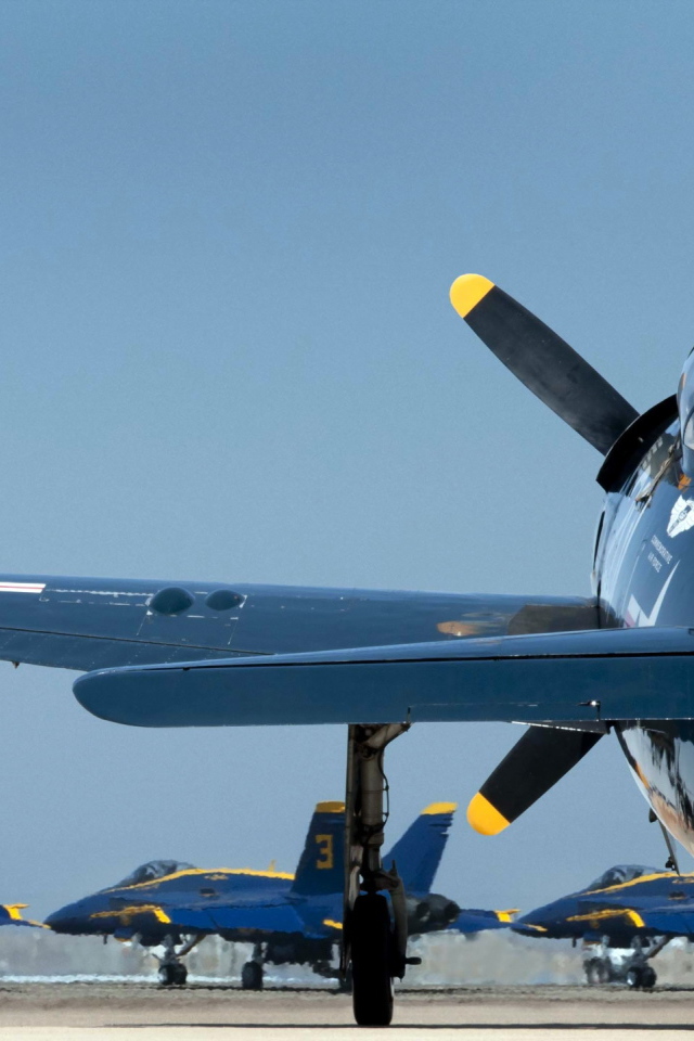 Военные самолеты на аэродроме