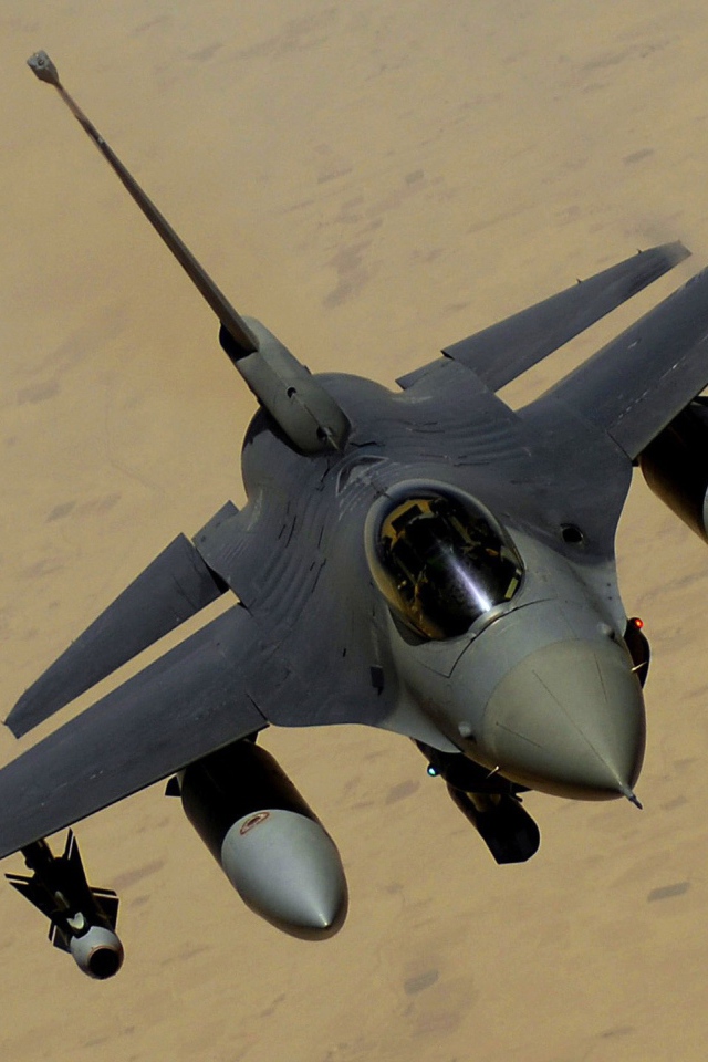 Военный самолет F-16 в полном вооружении